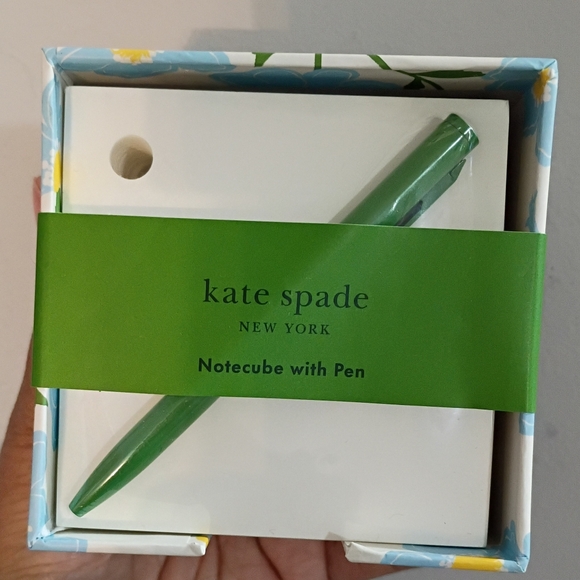 🚨SOLD🚨 Kate Spade, NWT, Blue Floral Notecube with Green Pen - Picture 2 of 6
